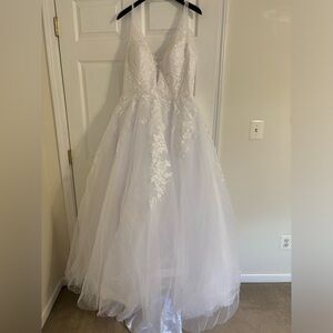 NEW WITH TAGS 2024 WEDDING DRESS